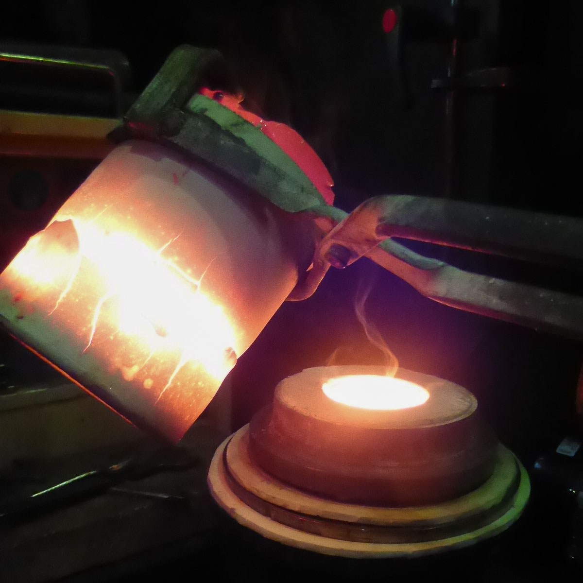 Pouring molten bronze and vacuum casting 