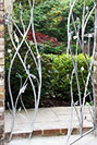 Frameless and sculptural garden gates 