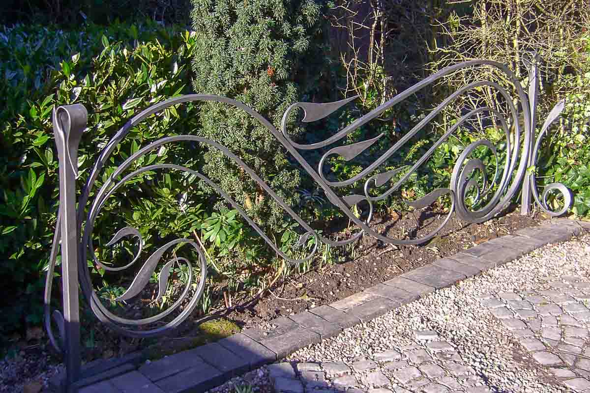 Metal railings with no straight lines 
