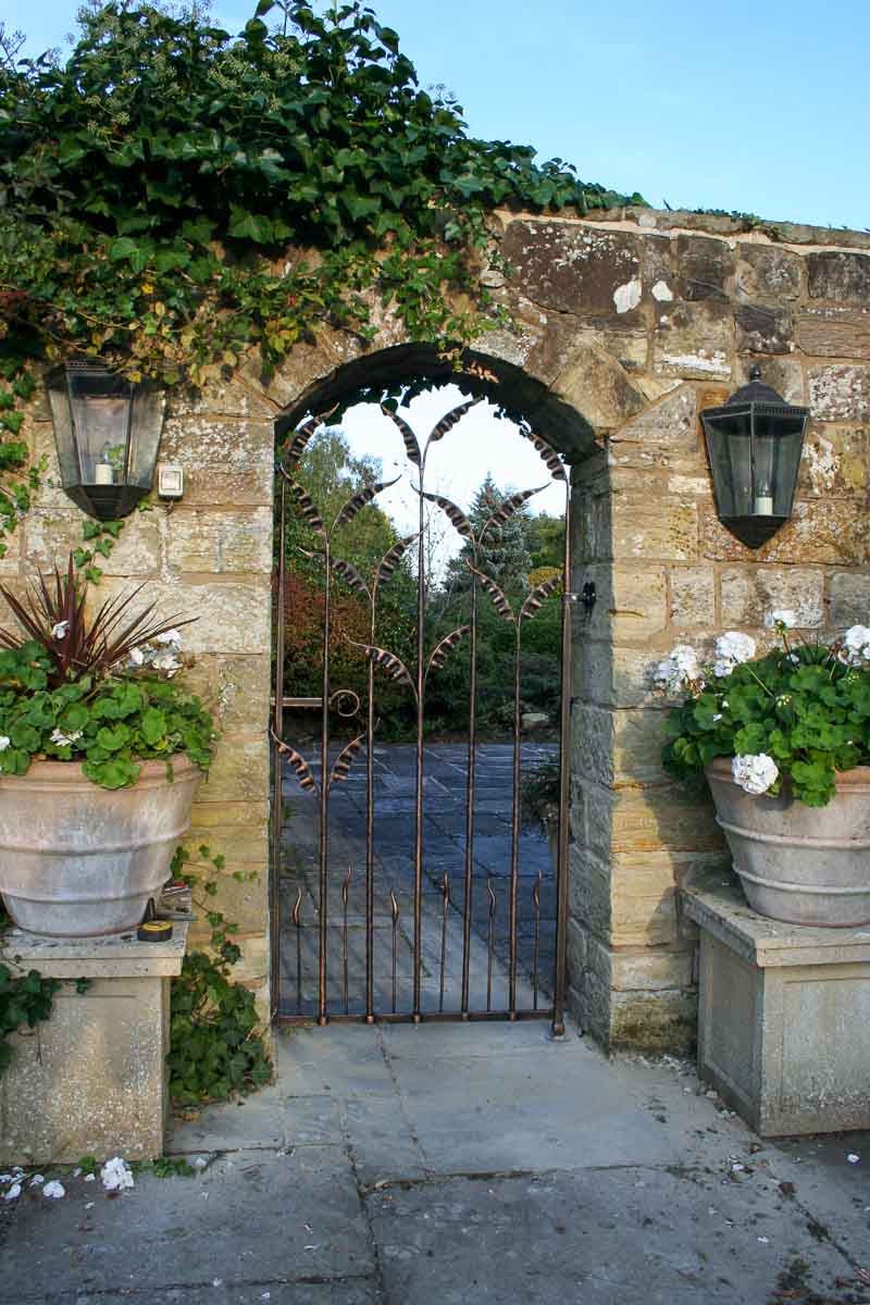 An elegant and graceful frameless gate
